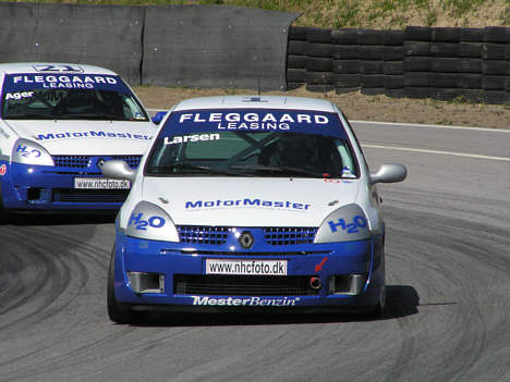 Henrik Larsen og Peter Ager på vej rundt på Sturup Raceway